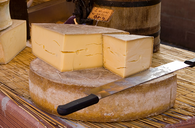 グリュイエールってどんなチーズ？基礎知識や食べ方まで完全網羅！ | チーズ専門サイト【 リル ド フロマージュ 】