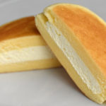 セブン「チーズ蒸しケーキサンド」とヤマザキ「焼きチーズスフレ」似ているけど何が違う？