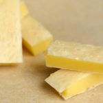 カルディ「ひとくちチーズサンド とうもろこし味」北海道の特産同士の組み合わせ